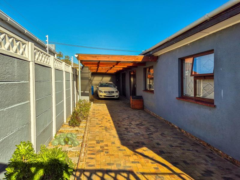 6 Bedroom Property for Sale in Glenhaven Western Cape